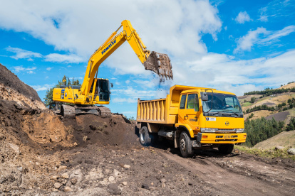 Las maquinas trabajan en la apertura de la carretera que unirá a Pangua con Ambato.
