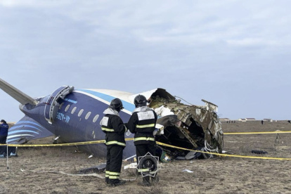 Especialistas en emergencias trabajan en el lugar del accidente de un avión de pasajeros cerca de Aktau, en Kazajstán, este miércoles 25 de diciembre de 2024.