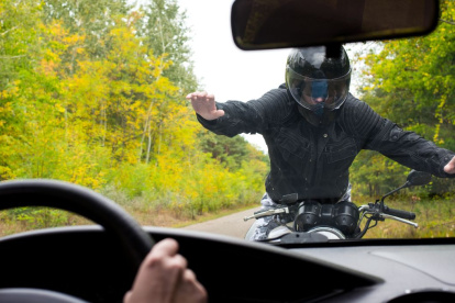 Foto referencial de motociclista accidentado