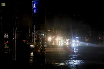 Imagen de archivo de una calle en completa oscuridad en Leópolis, Ucrania, tras un ataque de Rusia contra el sistema eléctrico.