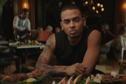 Fotografía cedida por Bear with Oz de una escena de la pelicula "Odisea" donde aparece el músico puertorriqueño Ozuna.