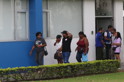 Familiares y abogados de los niños desaparecidos acudieron al reconocimiento de cuerpos.