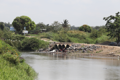 Los cadáveres fueron descubiertos en una zona de difícil acceso en Taura, en Naranjal.