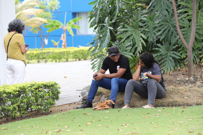 Angustia. Debido al gran estado de calcinación de los cadáveres encontrados en Taura no se pueden reconocer todavía los cuerpos. En la imagen, allegados a los menores desaparecidos.