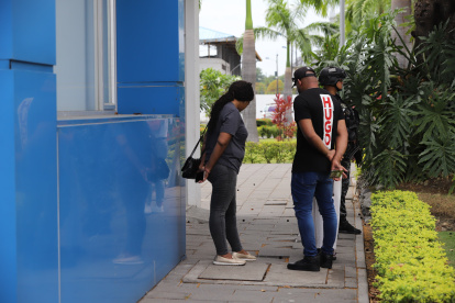 Familiares de los menores desaparecidos en Guayaquil acudieron este miércoles 25 de diciembre al Laboratorio de Criminalística.