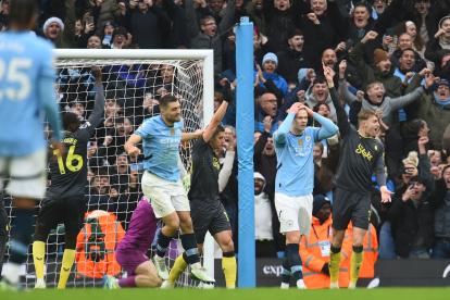 Manchester City empató 1-1 en la fecha 18 de la Premier League ante Everton. Erling Haaland (2-d) reaccionó luego de perderse el penal