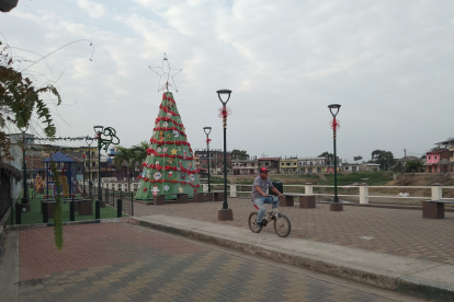 En el Malecón del cantón Santa Lucía, donde siempre en estas fechas y los fines de semana se ve a gente compartiendo y paseando, hoy no se ve ya a nadie.