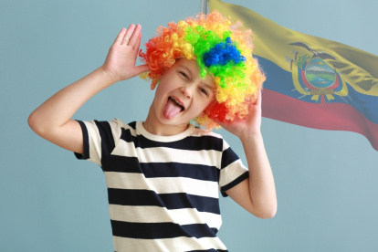 Ecuador celebra el Día de los Inocentes con ingenio y sátira.