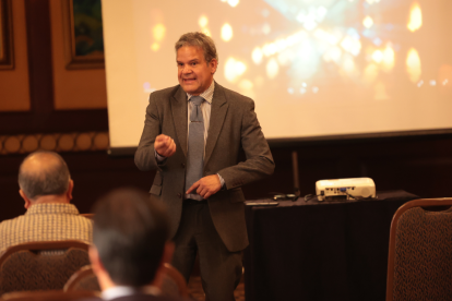 Mauricio Velandia es abogado asesor y litigante, de nacionalidad colombiana, especialista en derecho de la competencia en el mercado mayorista de generadores de energía.