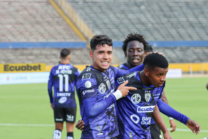 Kendry Páez (c) festeja el gol de Keny Arroyo (d) junto a Yaimar Medina en Independiente del Valle