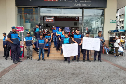 Los agentes salieron con pancartas a reclamar por sus pagos.