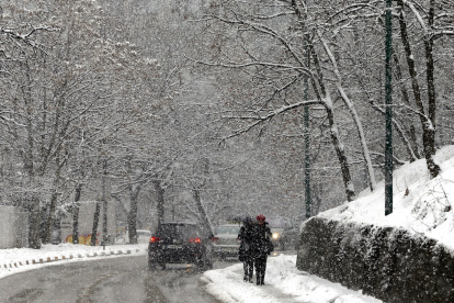 Varias personas caminan por una calle nevada en Sarajevo (Bosnia Herzegovina.