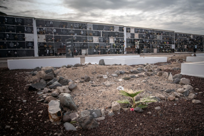 La tumba de los niños migrantes que murieron intentando llegar a las costas de Canarias, en el Cementerio de San Lázaro de Las Palmas de Gran Canaria.