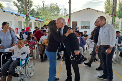 Acto. Autoridades entregan 15 sillas de ruedas al MIES.