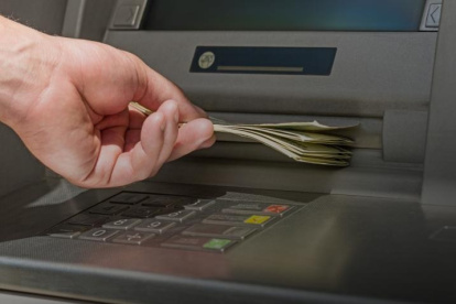 El uso de cajeros automáticos es una de las opciones que plantea Asobanca.
