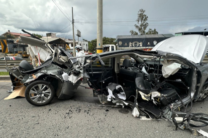 El vehículo accidentado quedó partido en dos. Tres personas murieron, el conductor fue detenido con alto grado de alcohol en su sangre.