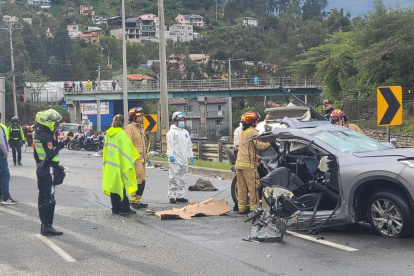 Entidades de rescate acudieron a la autopista Cuenca - Azogues para atender la emergencia.