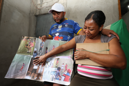 Luis Arroyo y Katty Bustos observan con tristeza las fotografías de sus hijos, haciendo la actividad que más les gusta: jugar fútbol.