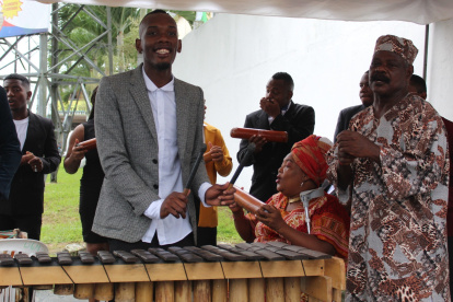 Francisco Valencia (der)  es un gestor del  arte como es la marimba y cuida para que este insturmento siga laente en al etnia afriodescendiente.