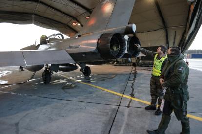 Un piloto de la fuerza aérea llega junto a un avión de combate Rafale B F4 estándar de la fuerza aérea de Francia antes del despegue como parte de la misión de Policía Aérea Reforzada (eAP) de la OTAN en los Estados Bálticos.