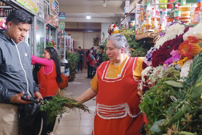 En el mercado Diez de Agosto de Cuenca se vende variedad de plantas medicinales para los baños de suerte de fin de año.