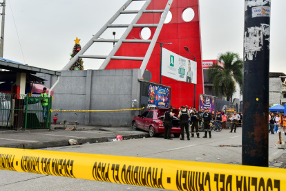 El sitio se encuentra acordonado mientras criminalística realiza investigaciones.