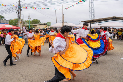 Los bailes folcóricos son muy aplaudido en sus presentaciones de manera especial en los desfiles por el aniversario de los poblados