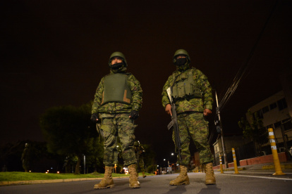 Foto referencial. Militares ecuatorianos durante la declaratoria del toque de queda de enero pasado en el sur de Quito.