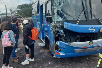 El bus de servicio urbano tenía destruida la esquina derecha de la cabina, tras el impacto.