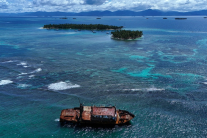 En las aguas turquesas de las islas de arena blanca del archipiélago caribeño de Guna Yala, un enorme ferry medio hundido y oxidado se destaca entre el cementerio de barcos que amenazan la navegación.