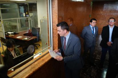 Jorge Peñafiel, de Construye, entrega 43 firmas en la Asamblea para respaldar el juicio político contra Mario Godoy, presidente del Consejo de la Judicatura.