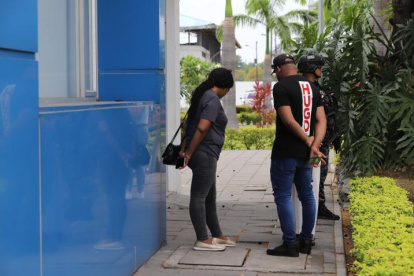 Familiares de los menores desaparecidos en Guayaquil acudieron al Laboratorio de Criminalística.