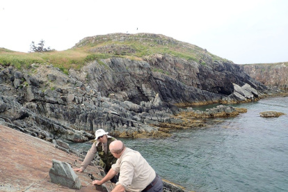 El geobiólogo Shuhai Xiao (a la izquierda) y un colega sobre el terreno en Canadá. Crédito: Danielle Fitzgerald.