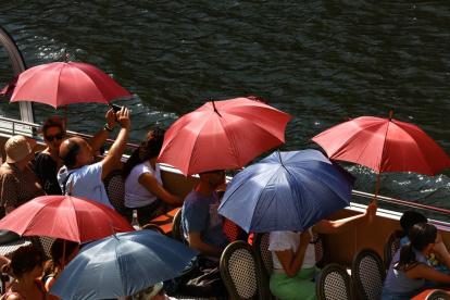 Varios turistas en plena ola de calor en Berlín, Alemania.