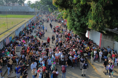 Varios migrantes aparecen haciendo fila el 22 de diciembre de 2024, para realizar sus procesos migratorios, en el municipio de Tapachula en Chiapas (México).