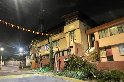 Tala. Así lucen las aceras después de talar los árboles del bulevar.