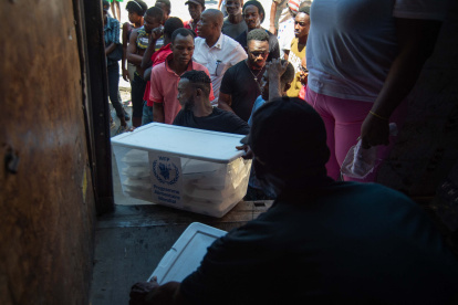 Puerto Príncipe. La distribución de comida se ejecuta por voluntarios en un campamento de desplazados.