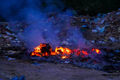 La quema de monigotes en Ecuador genera riesgos ambientales y para la salud, alertan especialistas sobre sus efectos negativos.