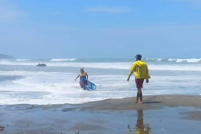 El fuerte oleaje en Manabí causa daños en infraestructuras, con viviendas, restaurantes y espacios turísticos afectados.