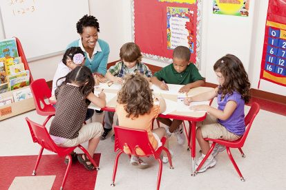 Panorama. Niños aprenden en mejores espacios.
