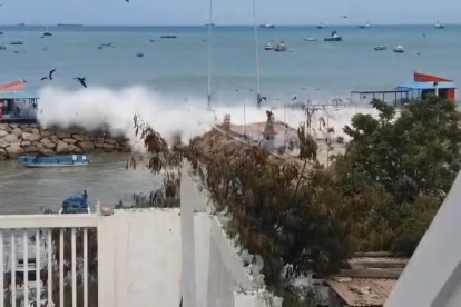 La Libertad. Las islas comerciales ubicadas en las escolleras se vieron afectadas por el aguaje de ayer.