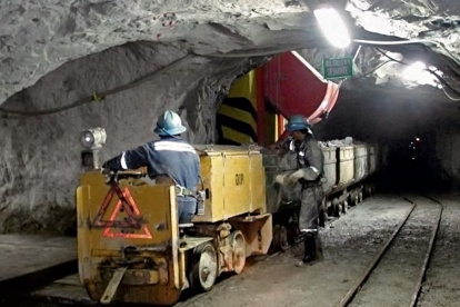 Labor. Trabajadores laborando en un mina en Perú.