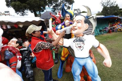 Políticos y superhéroes, los preferidos en los "Años Viejos" en Quito