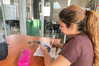 Estudiantes. Universitarios buscan organizarse para cumplir con sus tareas académicas y laborales.