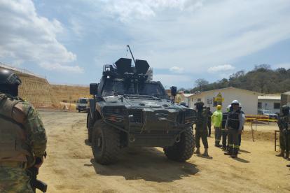 Militares en terreno donde se levantará la Cárcel del Encuentro, en Santa Elena.