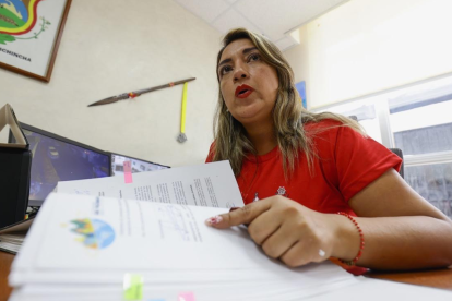 Verónica Cevallos, presidenta de la Junta Parroquial de San Antonio de Pichincha, enseña carpetas con pedidos de información entregadas.