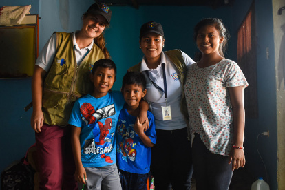 Los voluntarios de la Fundación Juconi trabaja con los padres y sus hijos.