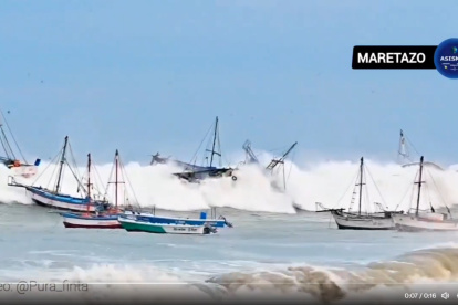 Un fuerte oleaje azota la costa peruana, especialmente en Tumbes y Piura, tras el maretazo que genera olas de hasta tres veces su altura habitual.