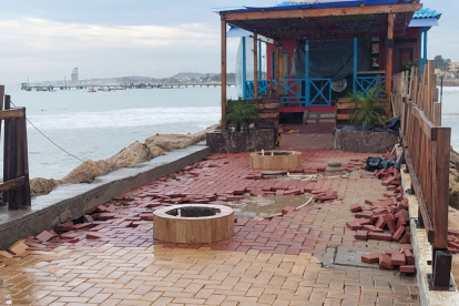 Los daños que se produjeron en el malecón de La Libertad destruyeron un local de ventas de ceviches.
