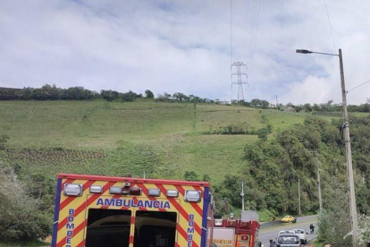 Dos vehículos se chocaron en la av. Simón Bolívar, en el límite entre Mejía y Quito.